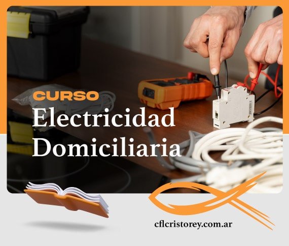 Imagen de un curso titulado 'CURSO Electricidad Domiciliaria'. En la imagen se observan manos trabajando con herramientas eléctricas y componentes, incluidos un destornillador y un dispositivo eléctrico blanco. También hay cables enrollados de color blanco y un dispositivo de medición naranja sobre la mesa. El texto incluye la dirección web 'cflcristorey.com.ar'.